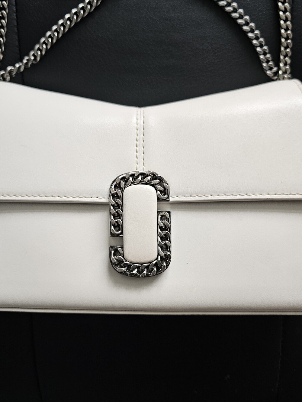 Authentic Marc Jacobs Elegant Shoulder Bag with Chain Strap - Picture 2 of 16